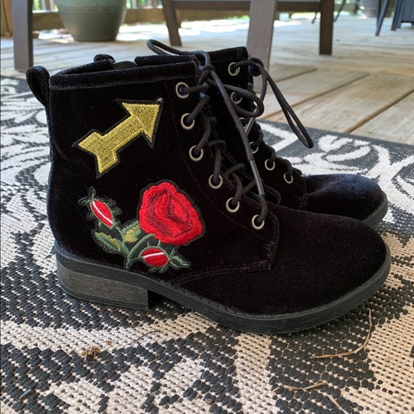 SM New York Other - Velvet boots